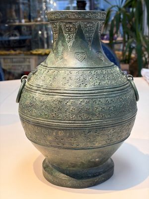 An extremely rare Chinese archaic bronze wine vessel, 'Hu 壺', Warring States period — 照片 1