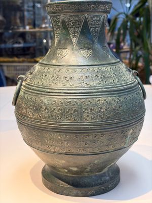 An extremely rare Chinese archaic bronze wine vessel, 'Hu 壺', Warring States period — 照片 3