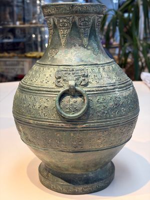 An extremely rare Chinese archaic bronze wine vessel, 'Hu 壺', Warring States period — 照片 4