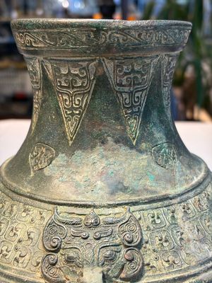 An extremely rare Chinese archaic bronze wine vessel, 'Hu 壺', Warring States period — 照片 5