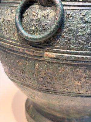 An extremely rare Chinese archaic bronze wine vessel, 'Hu 壺', Warring States period — 照片 9