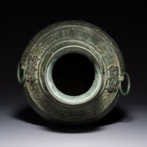 An extremely rare Chinese archaic bronze wine vessel, 'Hu 壺', Warring States period — 照片 5
