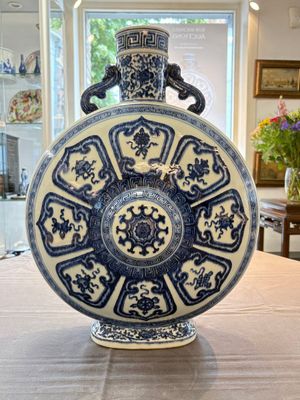 An extremely rare Chinese blue and white 'Bajixiang' moonflask, Yongzheng mark and of the period — photo 1