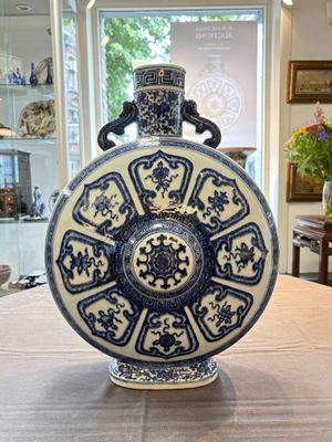 An extremely rare Chinese blue and white 'Bajixiang' moonflask, Yongzheng mark and of the period — photo 3