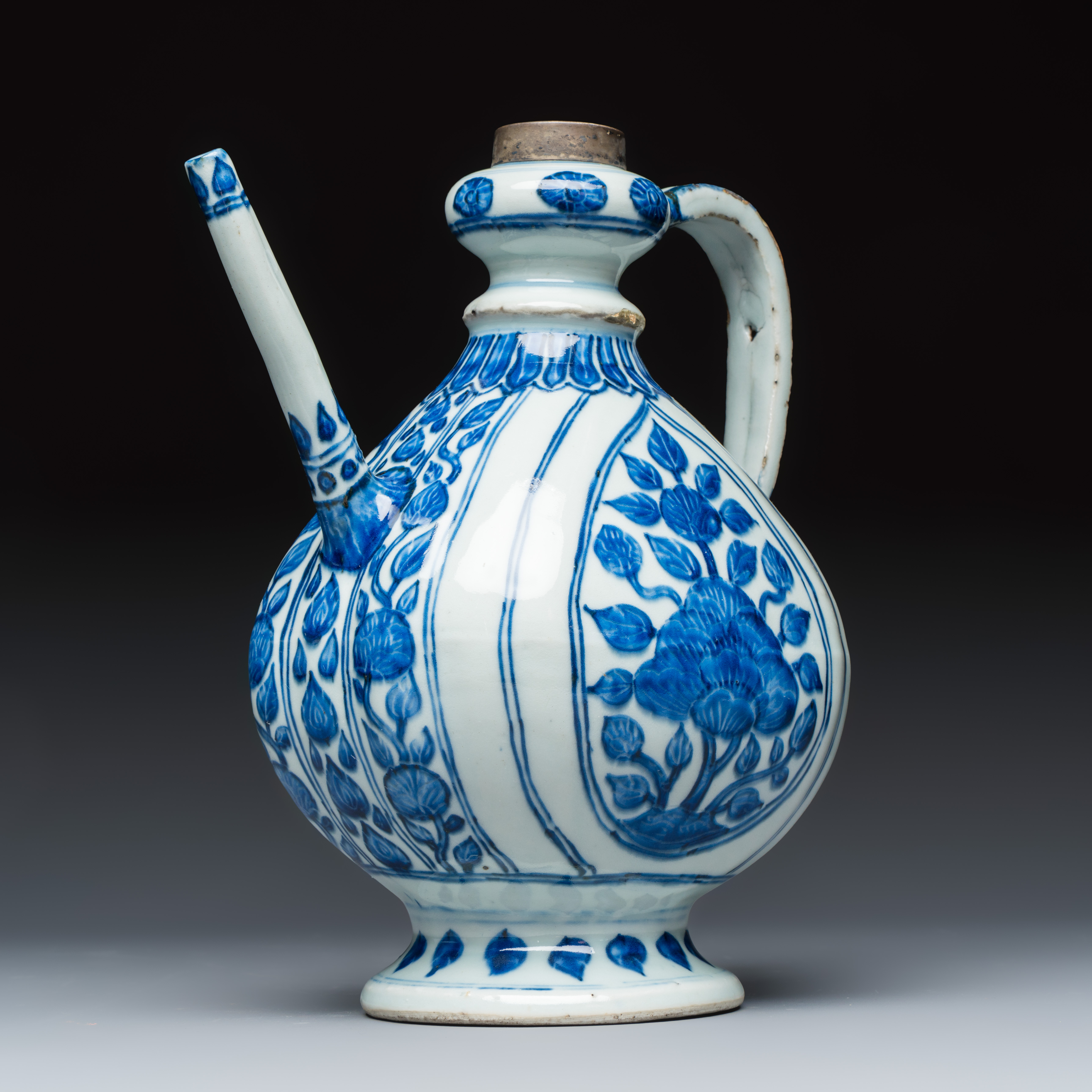 An extremely rare Chinese blue and white ewer with floral design, modelled after a metal Mughal example — foto 1