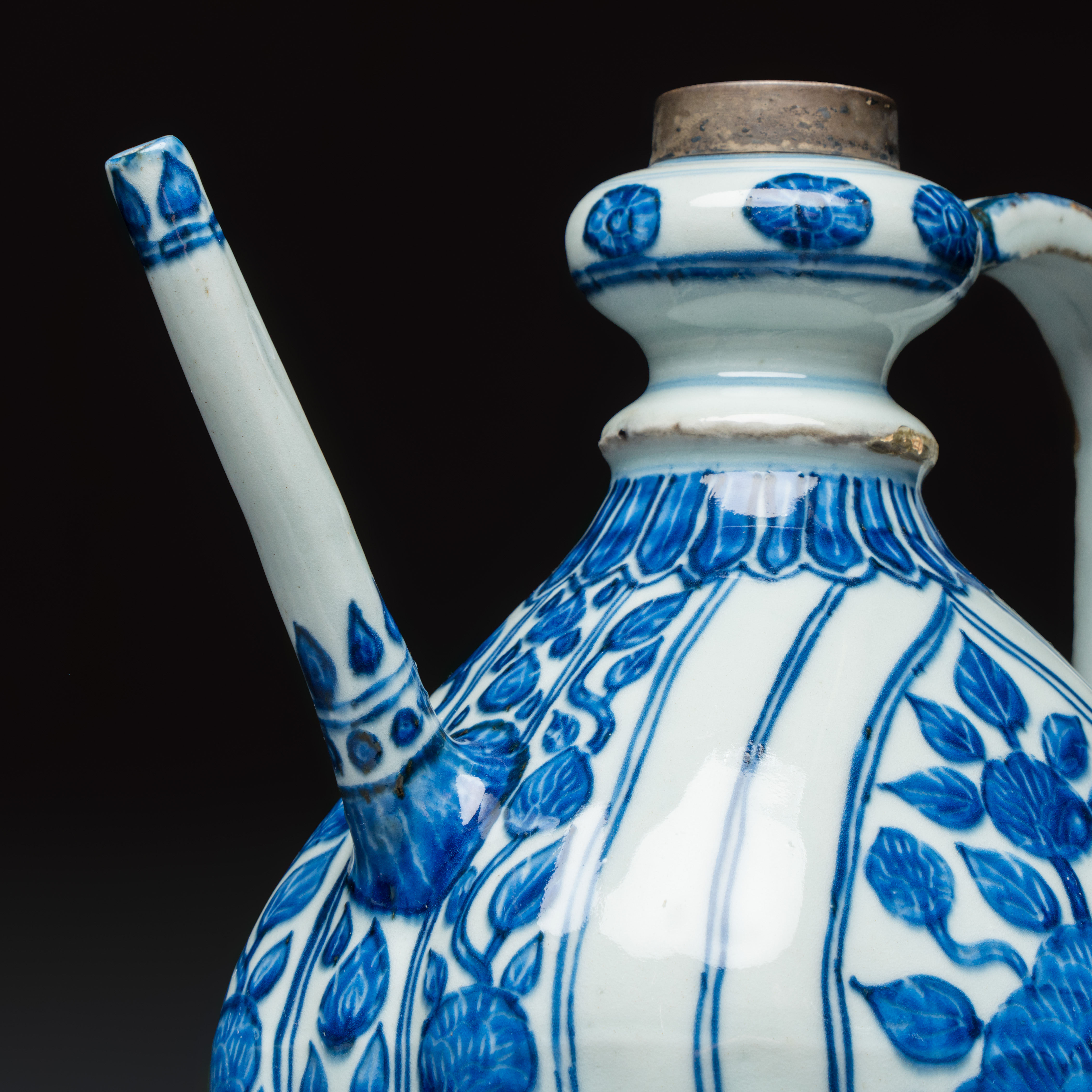 An extremely rare Chinese blue and white ewer with floral design, modelled after a metal Mughal example — foto 2