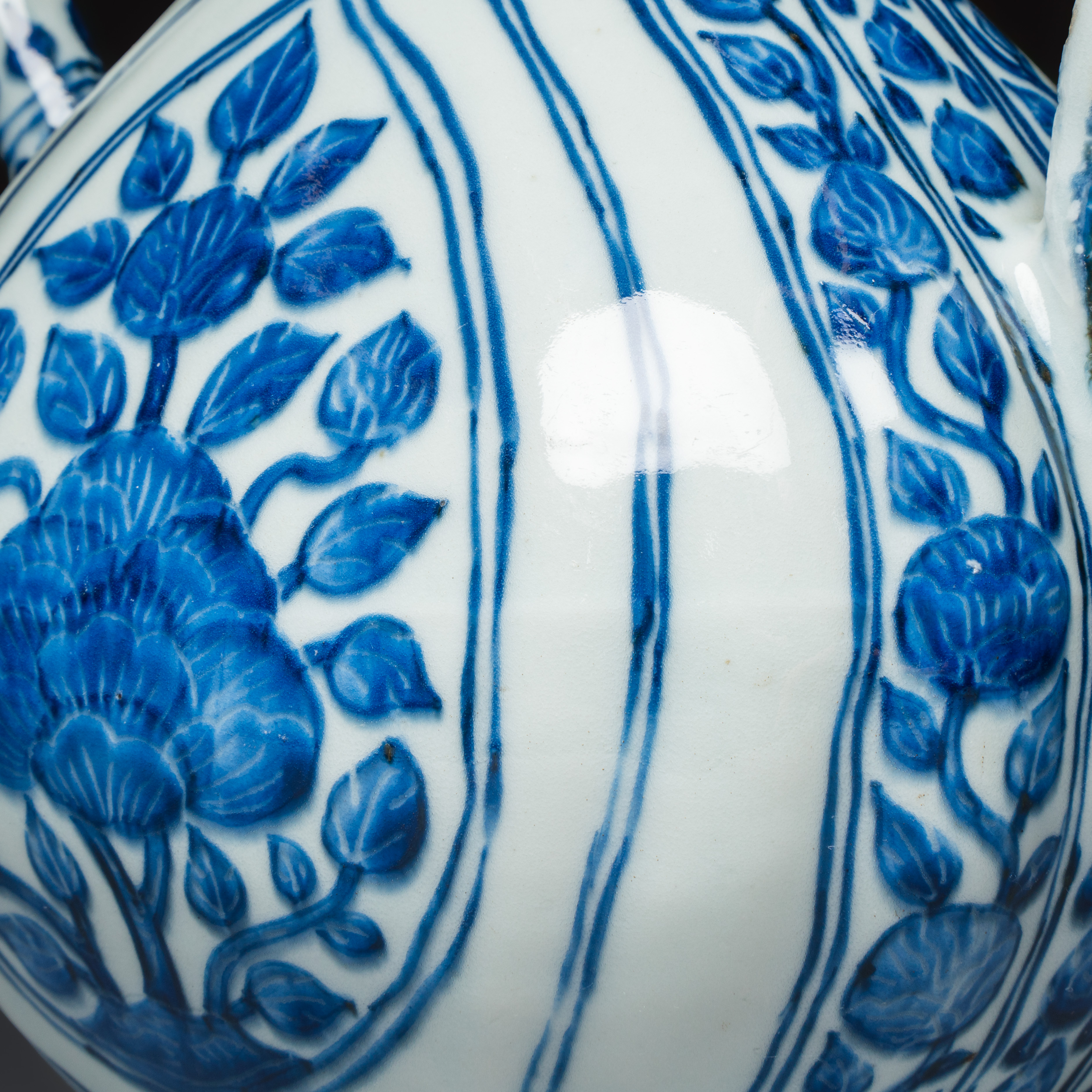 An extremely rare Chinese blue and white ewer with floral design, modelled after a metal Mughal example — foto 3