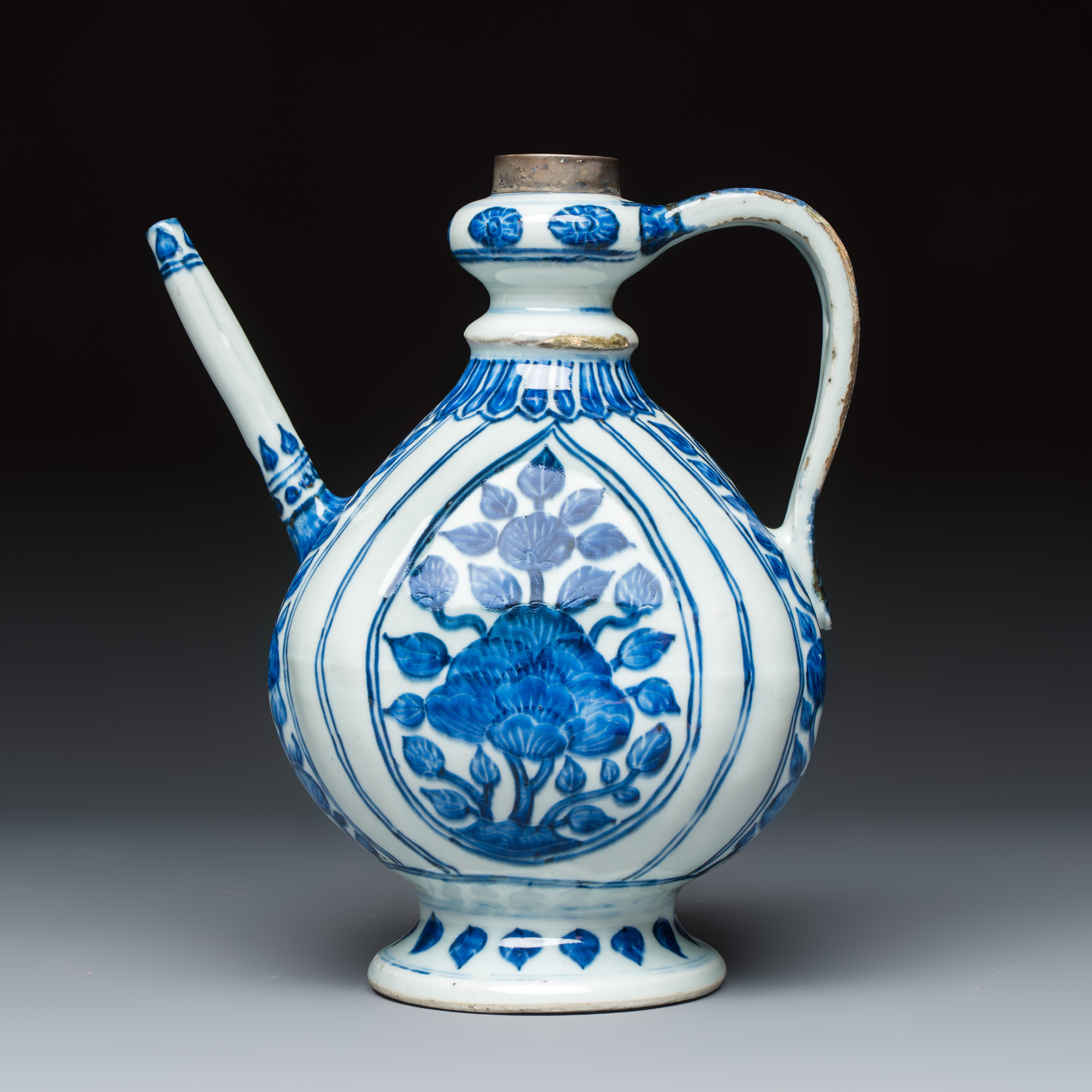 An extremely rare Chinese blue and white ewer with floral design, modelled after a metal Mughal example — foto 4