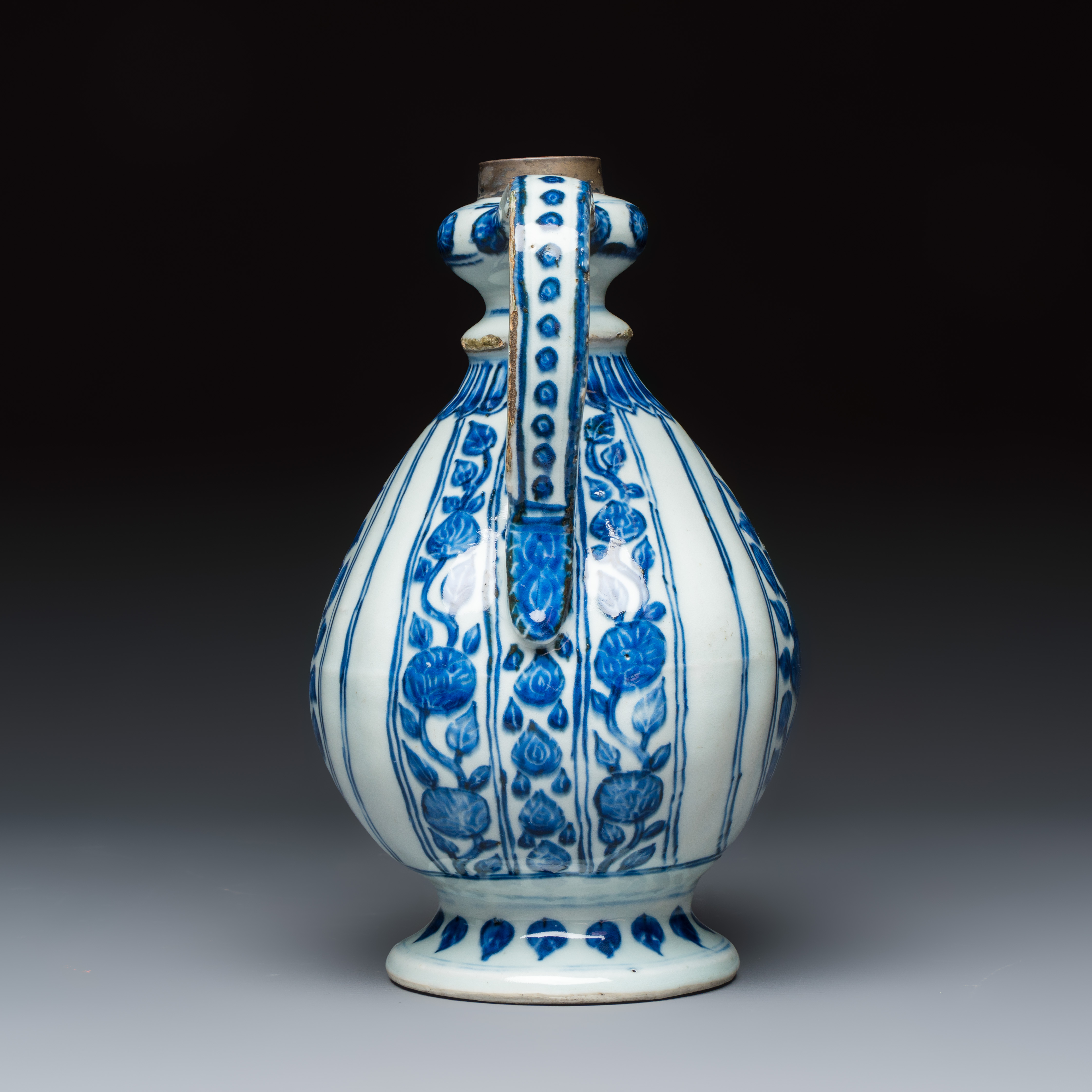 An extremely rare Chinese blue and white ewer with floral design, modelled after a metal Mughal example — foto 5