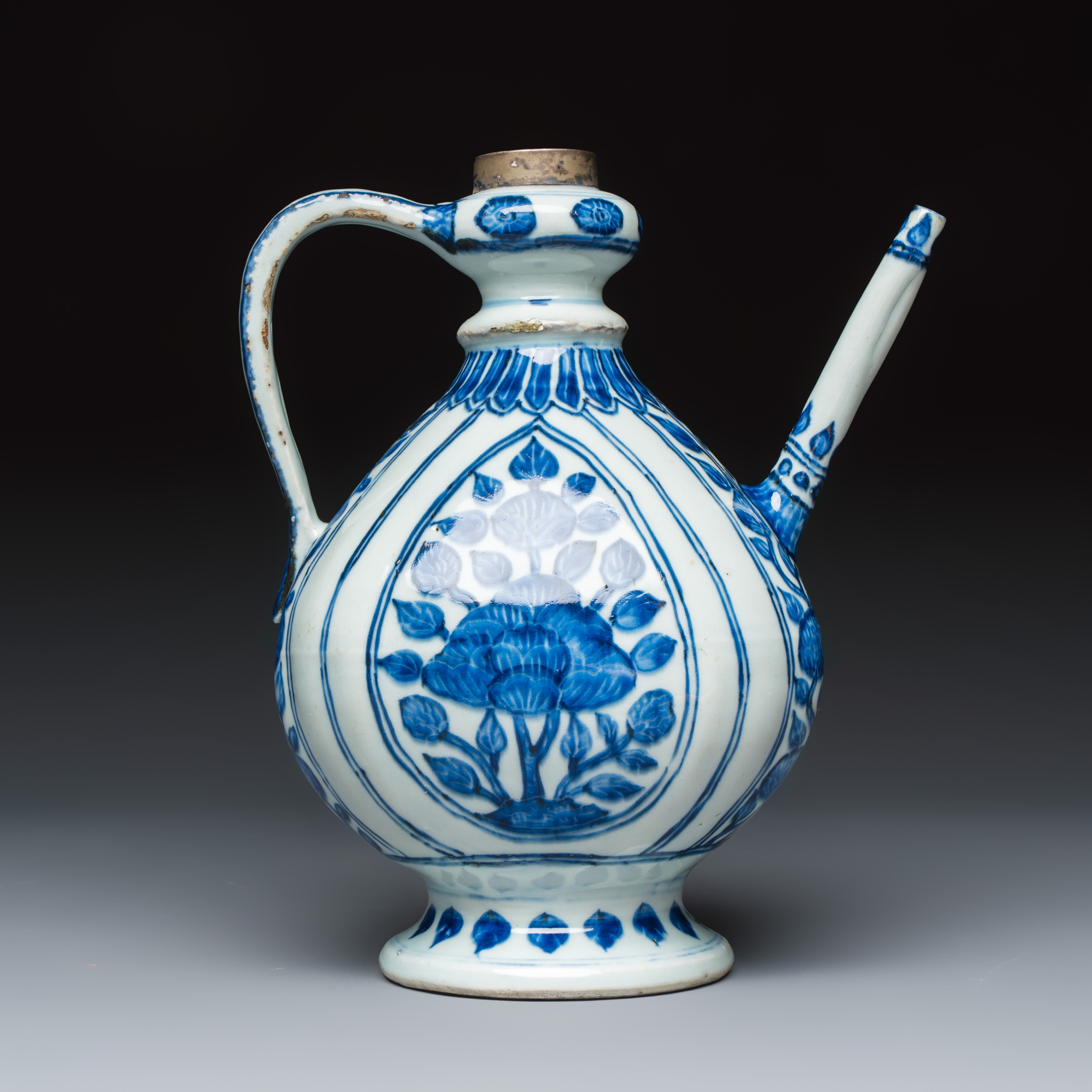 An extremely rare Chinese blue and white ewer with floral design, modelled after a metal Mughal example — foto 6