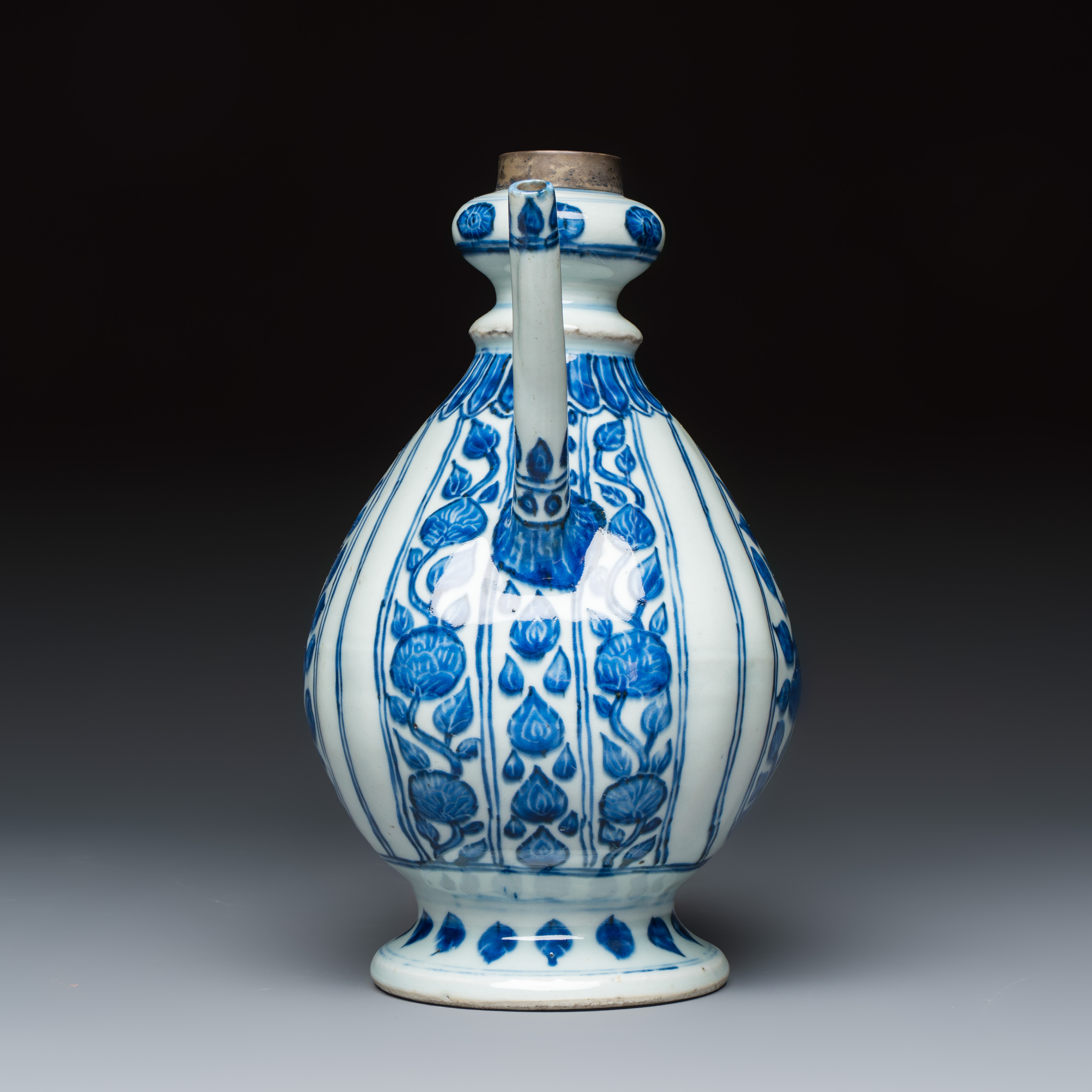 An extremely rare Chinese blue and white ewer with floral design, modelled after a metal Mughal example — foto 7