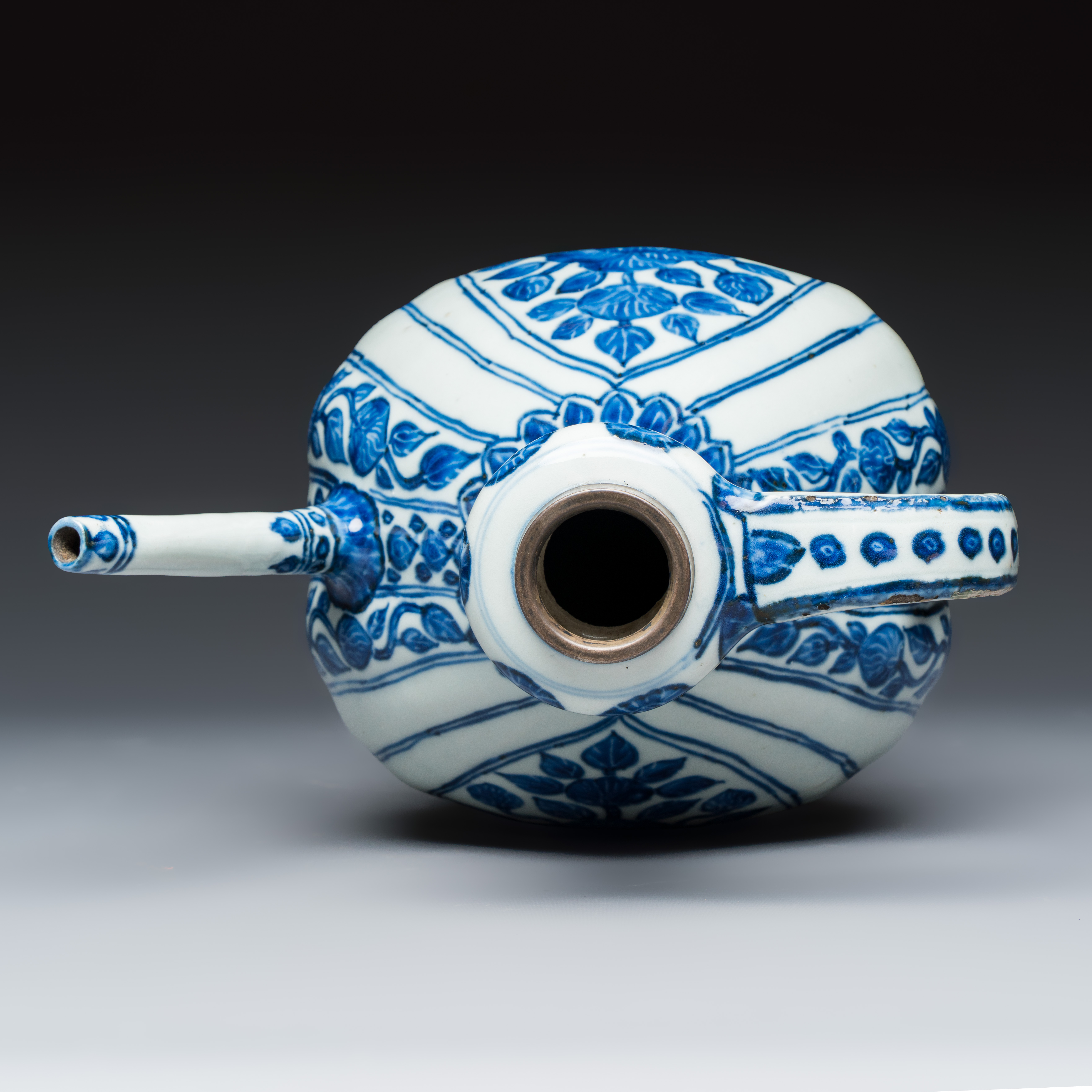 An extremely rare Chinese blue and white ewer with floral design, modelled after a metal Mughal example — foto 8