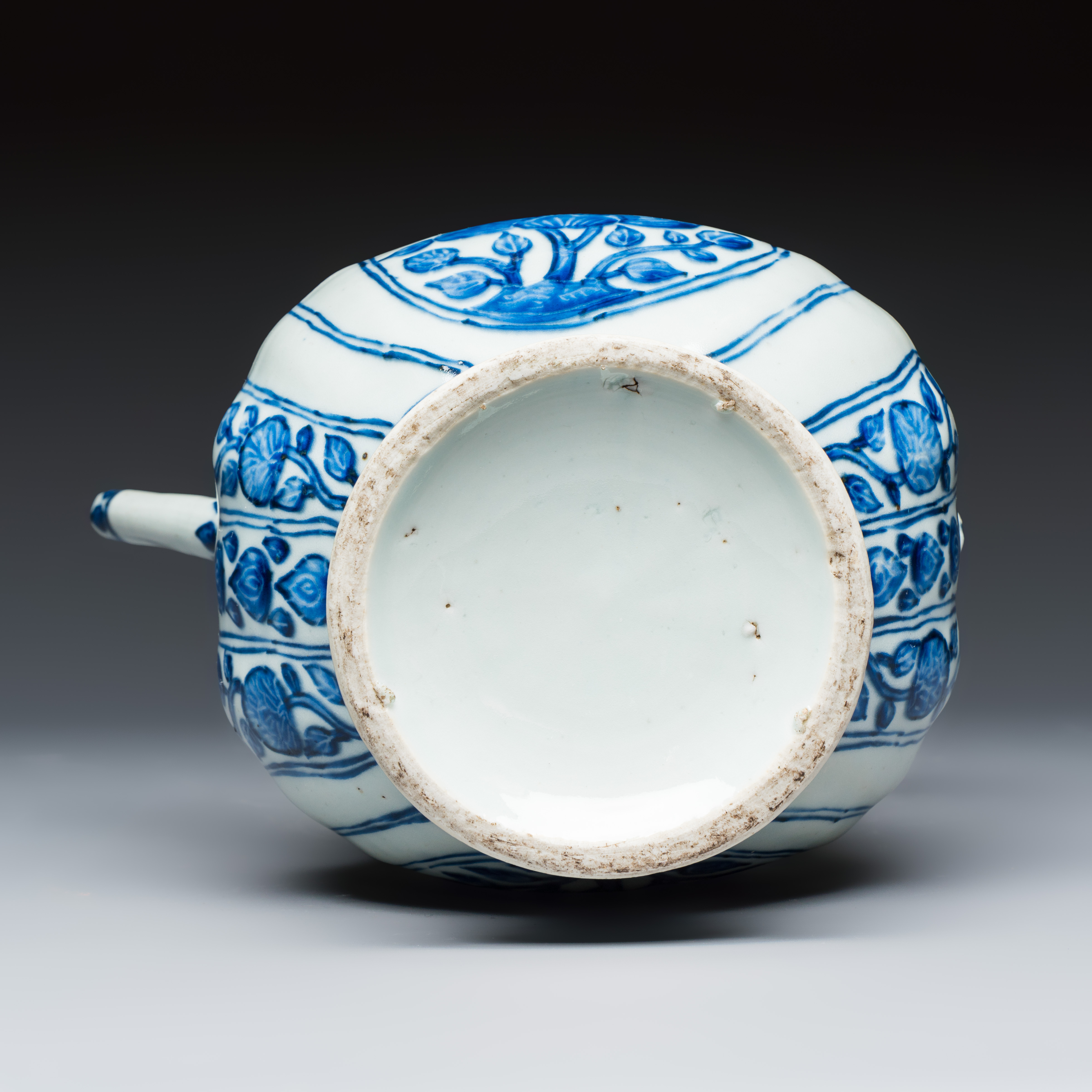 An extremely rare Chinese blue and white ewer with floral design, modelled after a metal Mughal example — foto 9