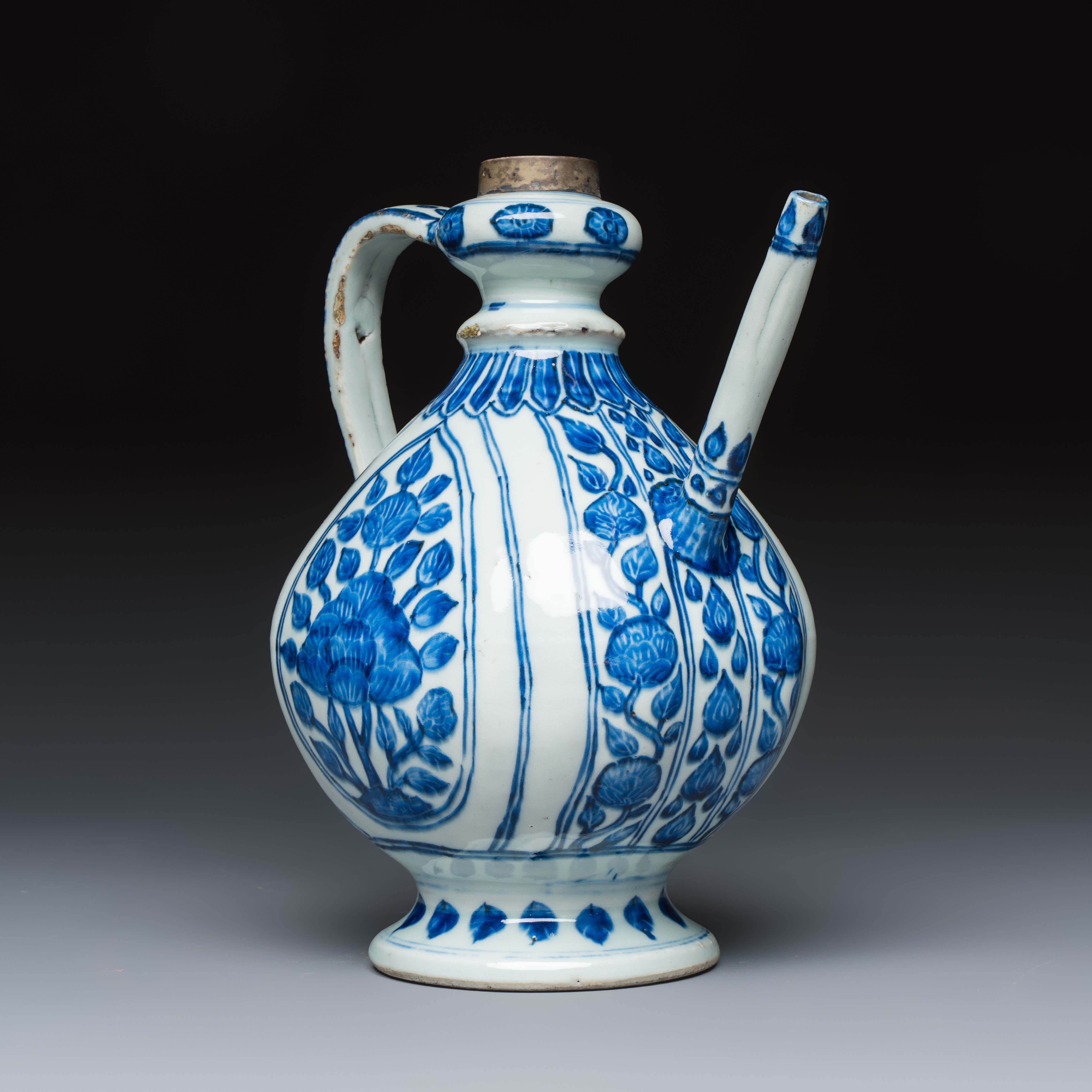 An extremely rare Chinese blue and white ewer with floral design, modelled after a metal Mughal example — foto 10