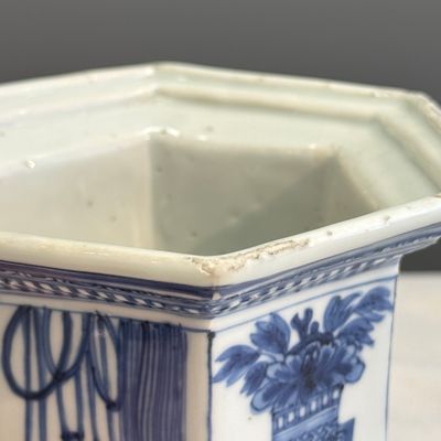 An extremely rare Chinese blue and white hexagonal salt — 照片 14