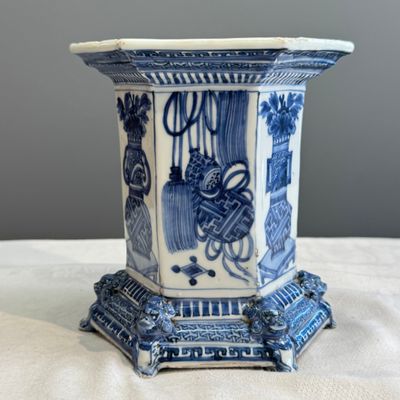 An extremely rare Chinese blue and white hexagonal salt — 照片 2