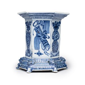 An extremely rare Chinese blue and white hexagonal salt — 照片 3