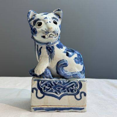 An extremely rare Chinese blue and white ko-sometsuke 'Cat' incense burner — photo 1
