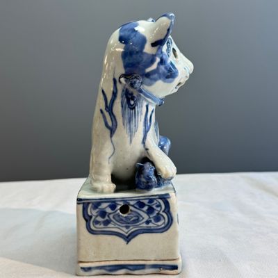 An extremely rare Chinese blue and white ko-sometsuke 'Cat' incense burner — photo 2