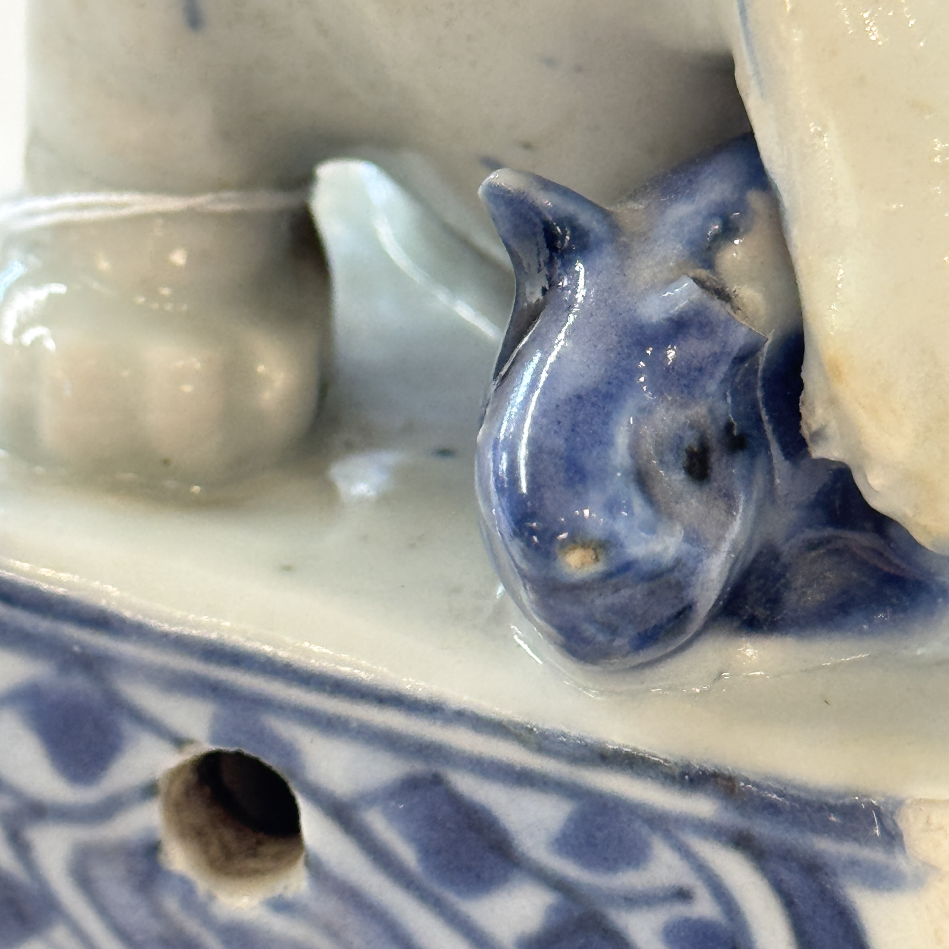 An extremely rare Chinese blue and white ko-sometsuke 'Cat' incense burner — photo 29