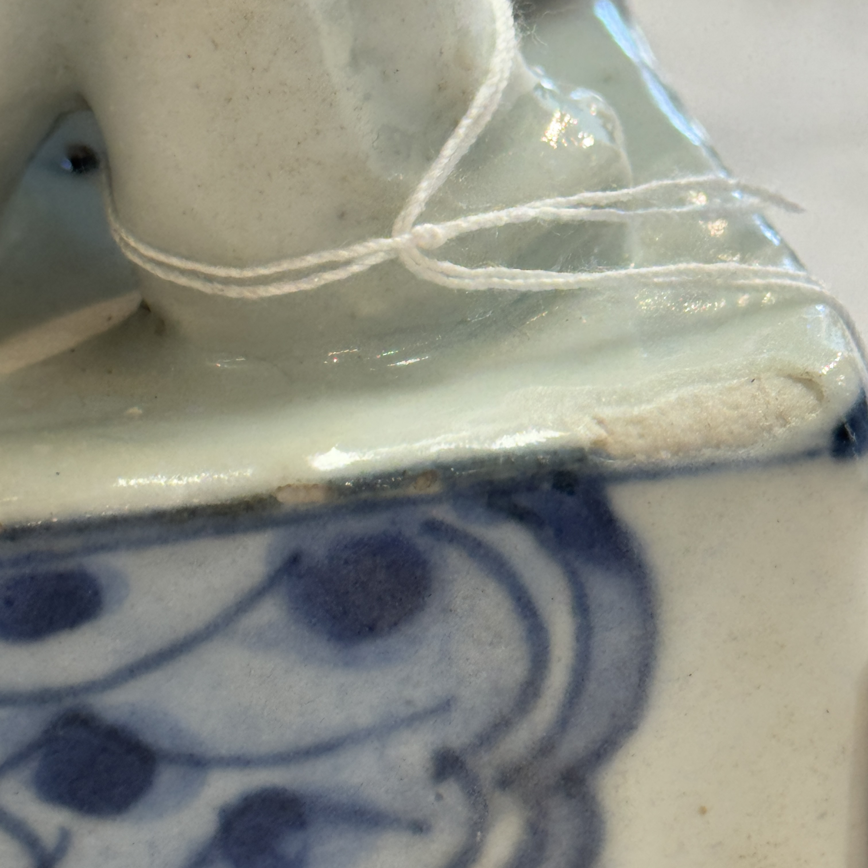 An extremely rare Chinese blue and white ko-sometsuke 'Cat' incense burner — photo 33