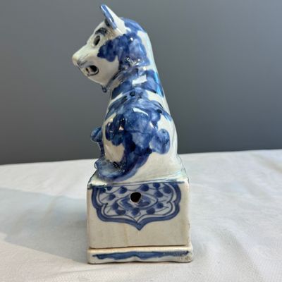 An extremely rare Chinese blue and white ko-sometsuke 'Cat' incense burner — photo 4