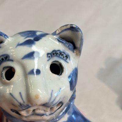 An extremely rare Chinese blue and white ko-sometsuke 'Cat' incense burner — photo 6