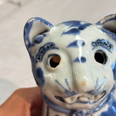An extremely rare Chinese blue and white ko-sometsuke 'Cat' incense burner — photo 7
