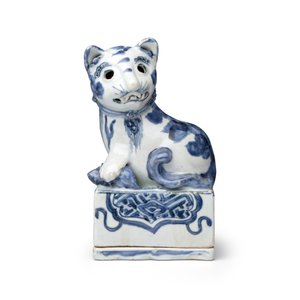 An extremely rare Chinese blue and white ko-sometsuke 'Cat' incense burner — photo 2