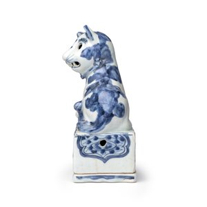 An extremely rare Chinese blue and white ko-sometsuke 'Cat' incense burner — photo 3