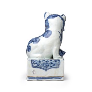 An extremely rare Chinese blue and white ko-sometsuke 'Cat' incense burner — photo 4