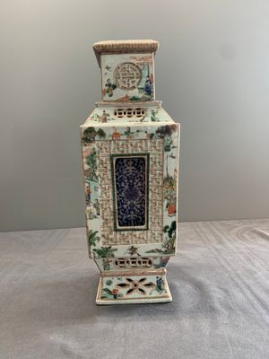 An extremely rare Chinese blue, white and famille verte openworked double-walled vase with figural design, 19th C. — photo 1