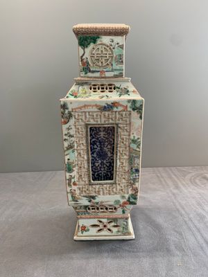 An extremely rare Chinese blue, white and famille verte openworked double-walled vase with figural design, 19th C. — photo 2