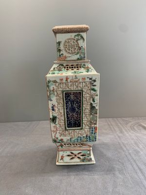 An extremely rare Chinese blue, white and famille verte openworked double-walled vase with figural design, 19th C. — photo 3