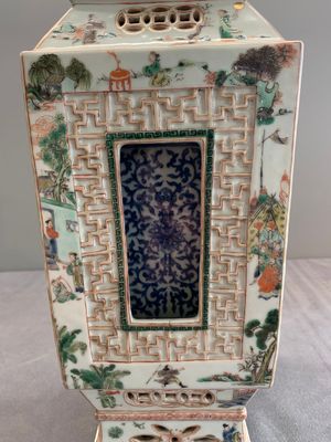 An extremely rare Chinese blue, white and famille verte openworked double-walled vase with figural design, 19th C. — photo 6