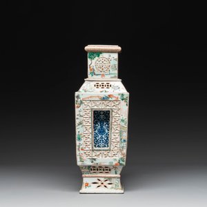 An extremely rare Chinese blue, white and famille verte openworked double-walled vase with figural design, 19th C. — photo 1