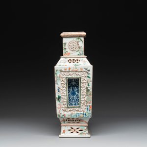 An extremely rare Chinese blue, white and famille verte openworked double-walled vase with figural design, 19th C. — photo 2