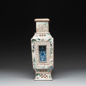 An extremely rare Chinese blue, white and famille verte openworked double-walled vase with figural design, 19th C. — photo 3