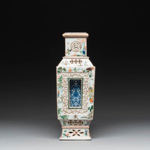 An extremely rare Chinese blue, white and famille verte openworked double-walled vase with figural design, 19th C. — photo 4