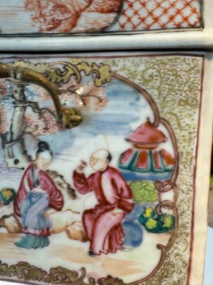 An extremely rare Chinese Canton famille rose 'mandarin subject' tea casket or chest with gilt bronze handles, Qianlong — photo 20