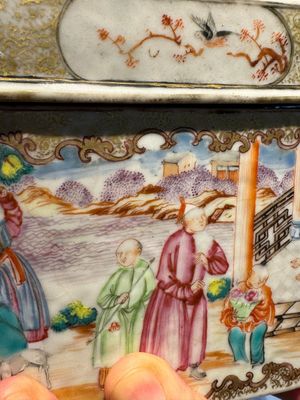 An extremely rare Chinese Canton famille rose 'mandarin subject' tea casket or chest with gilt bronze handles, Qianlong — photo 21