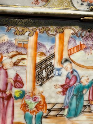 An extremely rare Chinese Canton famille rose 'mandarin subject' tea casket or chest with gilt bronze handles, Qianlong — photo 22