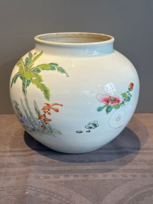 An extremely rare Chinese famille rose globular 'lady and boys' jar, Yongzheng — photo 3