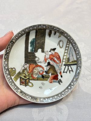 An extremely rare Chinese famille rose 'L'Apoticaire Charitable' cup and saucer, Yongzheng/Qianlong — 照片 1