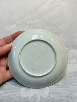 An extremely rare Chinese famille rose 'L'Apoticaire Charitable' cup and saucer, Yongzheng/Qianlong — 照片 2