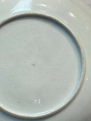 An extremely rare Chinese famille rose 'L'Apoticaire Charitable' cup and saucer, Yongzheng/Qianlong — 照片 3