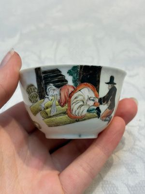 An extremely rare Chinese famille rose 'L'Apoticaire Charitable' cup and saucer, Yongzheng/Qianlong — 照片 4