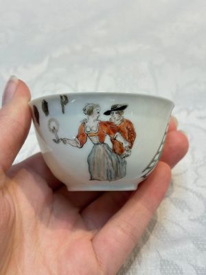 An extremely rare Chinese famille rose 'L'Apoticaire Charitable' cup and saucer, Yongzheng/Qianlong — 照片 6