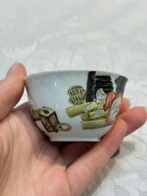 An extremely rare Chinese famille rose 'L'Apoticaire Charitable' cup and saucer, Yongzheng/Qianlong — 照片 8