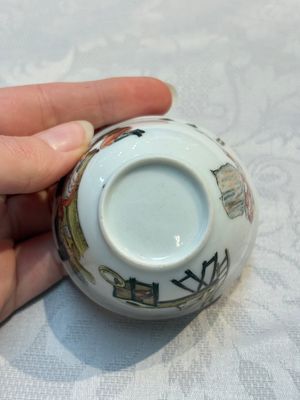 An extremely rare Chinese famille rose 'L'Apoticaire Charitable' cup and saucer, Yongzheng/Qianlong — 照片 10
